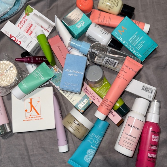 Mystery Boxes 10 Makeup, skincare, hair, nail, etc deluxe samples & full size - Picture 4 of 17